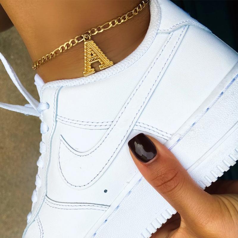 Goldenes Fußkettchen mit Buchstaben