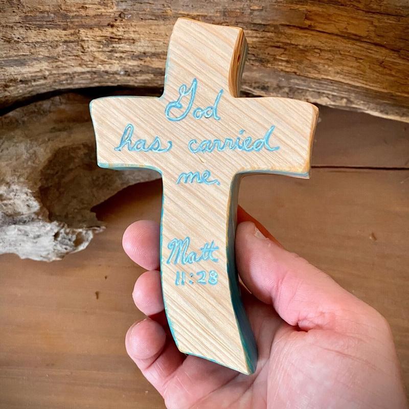 Handgefertigtes Holzkreuz