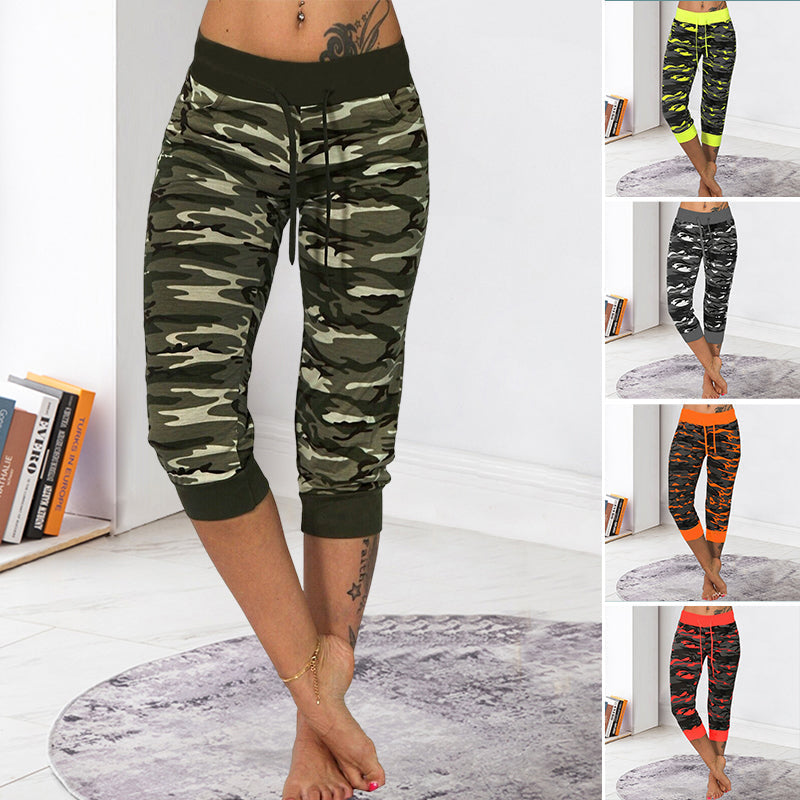 Trainingshose mit Kordelzug und Tarnung-Print