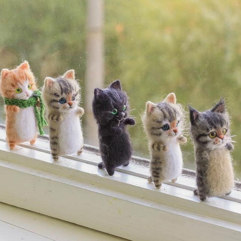 Kreative handgemachte Kätzchenpuppe aus Wollfilz