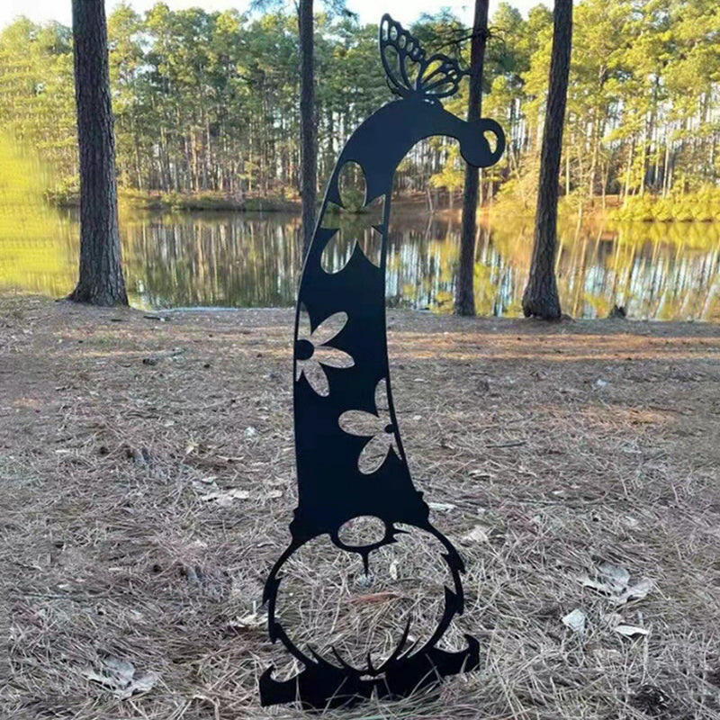 Lustige niedliche Gnomendekoration im Freien
