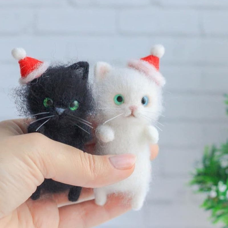 Kreative handgemachte Kätzchenpuppe aus Wollfilz